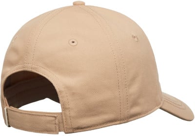 Rückansicht einer beige Kappe mit verstellbarem Riemen und Nähten. Rückansicht einer beige Kappe mit verstellbarem Riemen und Nähten.