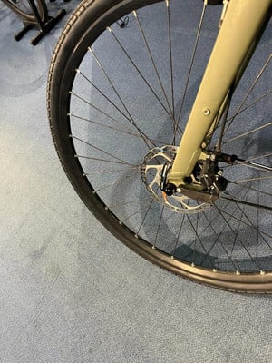 Nahaufnahme eines Fahrradvorderrads mit Scheibenbremse.