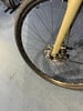 Nahaufnahme eines Fahrradvorderrads mit Scheibenbremse.