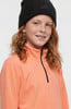 Ein Mädchen mit roten Haaren in einem orangefarbenen Fleece-Pullover und schwarzer Mütze.