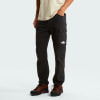 Mann in schwarzer Cargohose mit The North Face Logo und braunen Schuhen.