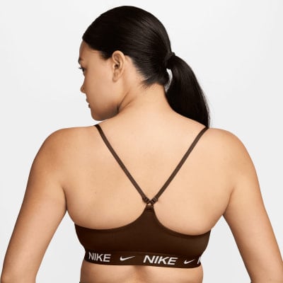 Rückansicht eines braunen Nike-Sport-BHs mit dünnen Trägern. Rückansicht eines braunen Nike-Sport-BHs mit dünnen Trägern.