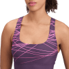Detail eines Damen-Sporttops mit rosa geometrischem Muster.