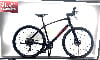 Ein rotes Trek-Fahrrad auf einem schwarzen Ständer mit Firmenlogo