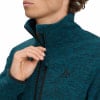 Ein Mann schließt eine dunkelblaue Fleecejacke mit McKinley-Logo.