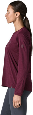 Eine Frau in einem weinroten Langarmshirt und grauer Leggings posiert. Eine Frau in einem weinroten Langarmshirt und grauer Leggings posiert.
