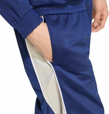 Detail einer Sporthose mit Tasche und Seitenstreifen. Detail einer Sporthose mit Tasche und Seitenstreifen.