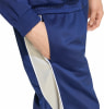 Detail einer Sporthose mit Tasche und Seitenstreifen.
