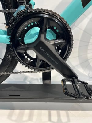 Detail einer Shimano Ultegra Kurbelgarnitur mit Pedal.