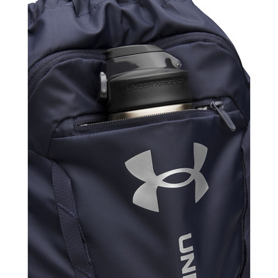 Az Under Armour hátizsák részlete vizes palackkal a zsebben. Az Under Armour hátizsák részlete vizes palackkal a zsebben.