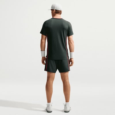 Rückansicht eines Mannes in Tenniskleidung mit grauer Kappe. Rückansicht eines Mannes in Tenniskleidung mit grauer Kappe.