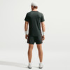 Rückansicht eines Mannes in Tenniskleidung mit grauer Kappe.