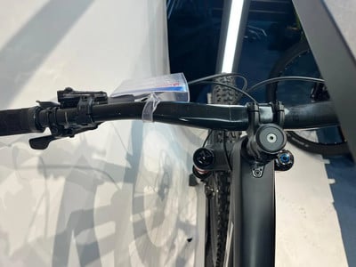 Detail eines Mountainbike-Lenkers mit Bremshebel und Dämpfersteuerung. Detail eines Mountainbike-Lenkers mit Bremshebel und Dämpfersteuerung.