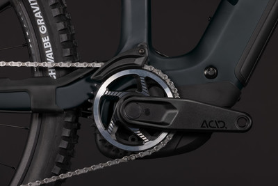 Detail von Kette, Kettenblatt und Kurbel eines E-Mountainbikes.