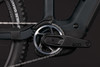 Detail von Kette, Kettenblatt und Kurbel eines E-Mountainbikes.