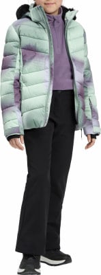 Ein Mädchen in einer Winterjacke mit Kapuze und schwarzer Hose.