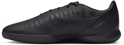 Fekete futballcipő texturált elemekkel és Nike logóval. Fekete futballcipő texturált elemekkel és Nike logóval.