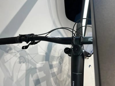 Detail eines Mountainbike-Lenkers mit Bremshebel und Griffen. Detail eines Mountainbike-Lenkers mit Bremshebel und Griffen.
