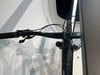 Detail eines Mountainbike-Lenkers mit Bremshebel und Griffen.