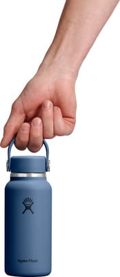 Eine Hand hält eine blaue Hydro Flask Flasche am Griff. Eine Hand hält eine blaue Hydro Flask Flasche am Griff.