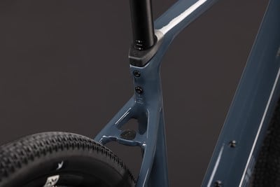 Detail eines Fahrradrahmens mit Carbon-Sattelstütze und schwarzem Reifen. Detail eines Fahrradrahmens mit Carbon-Sattelstütze und schwarzem Reifen.