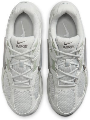 Világos Nike cipők logóval és fűzőkkel fehér háttéren. Világos Nike cipők logóval és fűzőkkel fehér háttéren.
