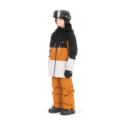 Junge in Skijacke und Hose mit Helm und Brille posiert vor weißem Hintergrund. Junge in Skijacke und Hose mit Helm und Brille posiert vor weißem Hintergrund.