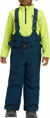 Junge in Winterkleidung, blaue Latzhose und gelber Pullover. Junge in Winterkleidung, blaue Latzhose und gelber Pullover.