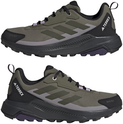 Zöld Adidas Terrex férfi futócipő lila részletekkel és fekete talppal. Zöld Adidas Terrex férfi futócipő lila részletekkel és fekete talppal.