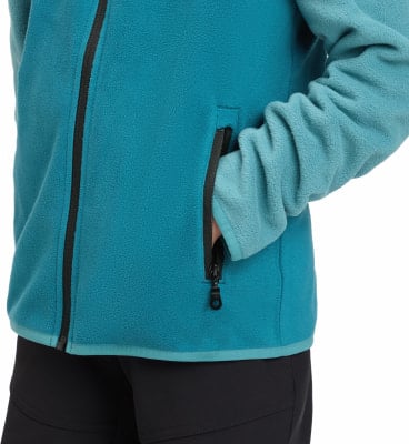 Detail einer Fleecejacke mit Reißverschlusstasche, blaugrüne Farbe.