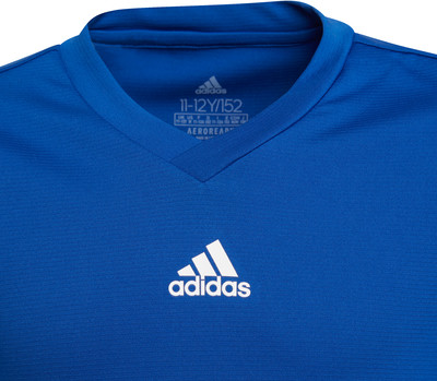 Blaues Adidas-T-Shirt mit Logo und Aeroready-Schriftzug für Kinder. Blaues Adidas-T-Shirt mit Logo und Aeroready-Schriftzug für Kinder.