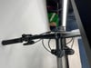 Detailansicht des Mountainbike-Lenkers mit Bremshebel und Griffen.