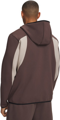 Rückansicht eines Mannes in einem braunen Hoodie mit beigen Einsätzen. Rückansicht eines Mannes in einem braunen Hoodie mit beigen Einsätzen.