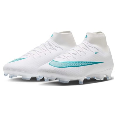 Weiße Nike Fußballschuhe mit türkisfarbenen Streifen und Sockenkragen.