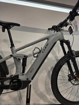 Graues Cube Mountain E-Bike mit Federung und Scheibenbremsen. Graues Cube Mountain E-Bike mit Federung und Scheibenbremsen.