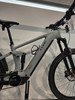 Graues Cube Mountain E-Bike mit Federung und Scheibenbremsen.