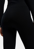 Detail eines schwarzen Stoffes mit Rippenmuster, der die Form betont.