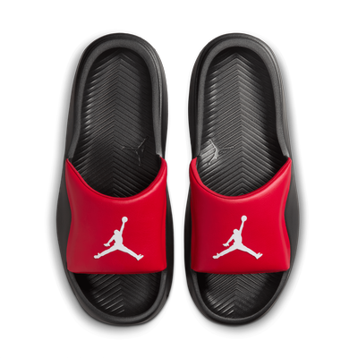 Černé pantofle Jordan s červeným pruhem a logem Jumpman. Černé pantofle Jordan s červeným pruhem a logem Jumpman.