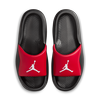 Černé pantofle Jordan s červeným pruhem a logem Jumpman.