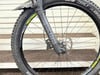 Vorderad eines Mountainbikes mit Schutzblech und RockShox-Gabel.