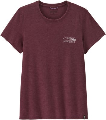 Damen-T-Shirt in Weinrot von Patagonia mit kleinem Berglogo auf der Brust.