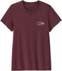 Damen-T-Shirt in Weinrot von Patagonia mit kleinem Berglogo auf der Brust.