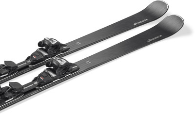 Nordica-Ski mit schwarzen Bindungen auf weißem Hintergrund. Nordica-Ski mit schwarzen Bindungen auf weißem Hintergrund.