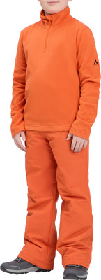 Junge in orangefarbener Fleecejacke und Skihose. Junge in orangefarbener Fleecejacke und Skihose.