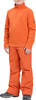 Junge in orangefarbener Fleecejacke und Skihose.