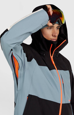 Mann in Skijacke mit Kapuze und Brille, Nahaufnahme der Jacke. Mann in Skijacke mit Kapuze und Brille, Nahaufnahme der Jacke.