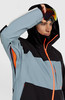 Mann in Skijacke mit Kapuze und Brille, Nahaufnahme der Jacke.