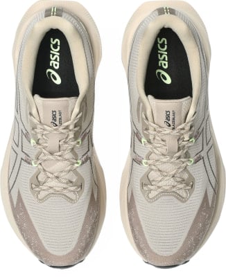 Beige Asics Laufschuhe mit Logo auf der Einlegesohle und Schnürsenkeln.