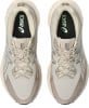 Beige Asics Laufschuhe mit Logo auf der Einlegesohle und Schnürsenkeln.