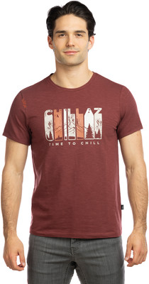 Ein Mann in einem dunkelroten T-Shirt mit einem Bergmotiv und der Aufschrift „TIME TO CHILL“. Ein Mann in einem dunkelroten T-Shirt mit einem Bergmotiv und der Aufschrift „TIME TO CHILL“.